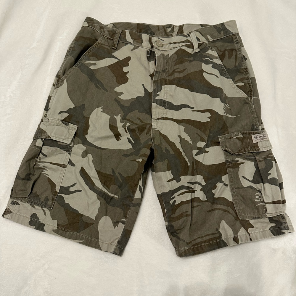 Men’s camo print Wrangler cargo shorts. 32 waist. Good used condition.